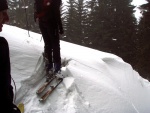 Pár fotek ze Základní kurzu Skialpinismu, Velmi dobré sněhové podmínky (prašánek) prověřili účastníky a jejich lyžařské schopnosti. Lavinové riziko posuzovali všichni za nádherného počasí a tak mráz vydepat jen jednu účastnici... - fotografie 35