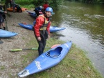 Kajaková Škola CK Klíč, Jizera měla parádní vodu, jen kdyby to sluníčko aspoň na chvíli vykouklo. Omluvte tedy fotky, světla bylo opravdu málo.. - fotografie 3