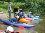 Kajaková Škola CK Klíč, Jizera měla parádní vodu, jen kdyby to sluníčko aspoň na chvíli vykouklo. Omluvte tedy fotky, světla bylo opravdu málo.. - fotografie 6