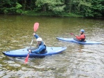 Kajaková Škola CK Klíč, Jizera měla parádní vodu, jen kdyby to sluníčko aspoň na chvíli vykouklo. Omluvte tedy fotky, světla bylo opravdu málo.. - fotografie 10