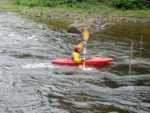 Kajaková Škola CK Klíč, Jizera měla parádní vodu, jen kdyby to sluníčko aspoň na chvíli vykouklo. Omluvte tedy fotky, světla bylo opravdu málo.. - fotografie 28