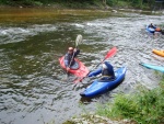 Kajaková Škola CK Klíč, Jizera měla parádní vodu, jen kdyby to sluníčko aspoň na chvíli vykouklo. Omluvte tedy fotky, světla bylo opravdu málo.. - fotografie 49