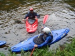 Kajaková Škola CK Klíč, Jizera měla parádní vodu, jen kdyby to sluníčko aspoň na chvíli vykouklo. Omluvte tedy fotky, světla bylo opravdu málo.. - fotografie 67
