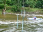 Kajaková Škola CK Klíč, Jizera měla parádní vodu, jen kdyby to sluníčko aspoň na chvíli vykouklo. Omluvte tedy fotky, světla bylo opravdu málo.. - fotografie 125