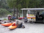 Kajak Kemp SALZA 2009, V meší partě to byla naprostá pohoda. Zvláštním prvkem totalní skepse do všeho zasahoval Vrah... Přesto pokroky účastníků byly výrazné. Povedená Kajaková škola ... - fotografie 3