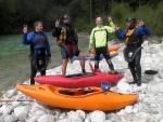 Kajak Kemp SALZA 2009, V meší partě to byla naprostá pohoda. Zvláštním prvkem totalní skepse do všeho zasahoval Vrah... Přesto pokroky účastníků byly výrazné. Povedená Kajaková škola ... - fotografie 35