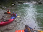 Kajak Kemp SALZA 2009, V meší partě to byla naprostá pohoda. Zvláštním prvkem totalní skepse do všeho zasahoval Vrah... Přesto pokroky účastníků byly výrazné. Povedená Kajaková škola ... - fotografie 48