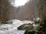 RAFTING NA JIZEŘE 2.4.2011, Parádní voda: 21 m3, všichni co jeli, to vážně to vychytali. Vlny, hukot, zábava... no prostě nádhera. Jedna posádka yukonu to nakonec po 4 koupelích vzdala a předsedla do raftu, ale jinak paráda. Poč - fotografie 30