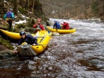 RAFTING NA JIZEŘE 2.4.2011, Parádní voda: 21 m3, všichni co jeli, to vážně to vychytali. Vlny, hukot, zábava... no prostě nádhera. Jedna posádka yukonu to nakonec po 4 koupelích vzdala a předsedla do raftu, ale jinak paráda. Poč - fotografie 31