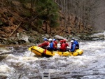 RAFTING NA JIZEŘE 2.4.2011, Parádní voda: 21 m3, všichni co jeli, to vážně to vychytali. Vlny, hukot, zábava... no prostě nádhera. Jedna posádka yukonu to nakonec po 4 koupelích vzdala a předsedla do raftu, ale jinak paráda. Poč - fotografie 33