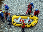 RAFTING JIZERA 9.4.2011, Zpotku chladn poas se zmnilo v ndhern slunen den a tak byl rafting i za men vody pardn. Jizera je prost ndhern. Tak dva Francouzi z posdky jednoho raftu byli nadeni stejn jako ost - fotografie 80