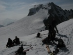 Skialpový ráj 2011 číslo 2, Nepříznivá předpověď na štěstí nevyšla a tak si všichni loučení se zimou skvěle užili. Čtyři dny plné náročného šlapání a ostrých sjezdů. Závěrečný odjezd na čerstvém prašanu byl zakončením vskutku st - fotografie 47
