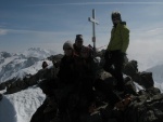 Skialpový ráj 2011 číslo 2, Nepříznivá předpověď na štěstí nevyšla a tak si všichni loučení se zimou skvěle užili. Čtyři dny plné náročného šlapání a ostrých sjezdů. Závěrečný odjezd na čerstvém prašanu byl zakončením vskutku st - fotografie 55