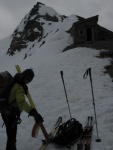 Skialpový ráj 2011 číslo 2, Nepříznivá předpověď na štěstí nevyšla a tak si všichni loučení se zimou skvěle užili. Čtyři dny plné náročného šlapání a ostrých sjezdů. Závěrečný odjezd na čerstvém prašanu byl zakončením vskutku st - fotografie 59
