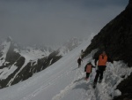 Skialpový ráj 2011 číslo 2, Nepříznivá předpověď na štěstí nevyšla a tak si všichni loučení se zimou skvěle užili. Čtyři dny plné náročného šlapání a ostrých sjezdů. Závěrečný odjezd na čerstvém prašanu byl zakončením vskutku st - fotografie 77