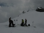 Skialpový ráj 2011 číslo 2, Nepříznivá předpověď na štěstí nevyšla a tak si všichni loučení se zimou skvěle užili. Čtyři dny plné náročného šlapání a ostrých sjezdů. Závěrečný odjezd na čerstvém prašanu byl zakončením vskutku st - fotografie 90