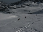 Skialpový ráj 2011 číslo 2, Nepříznivá předpověď na štěstí nevyšla a tak si všichni loučení se zimou skvěle užili. Čtyři dny plné náročného šlapání a ostrých sjezdů. Závěrečný odjezd na čerstvém prašanu byl zakončením vskutku st - fotografie 120
