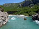 RAFTING EXPEDICE DO ALBÁNIE 2011, Daleká a exotická země nás opět přijala vlídně s překrásnou přírodou a dobrým počasím. Vodáckých zážitků bylo hojně, stejně jako gurmánských a cestovatelských. Příjemnou partu ještě vylepšila Danina k - fotografie 22