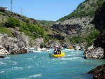 RAFTING EXPEDICE DO ALBÁNIE 2011, Daleká a exotická země nás opět přijala vlídně s překrásnou přírodou a dobrým počasím. Vodáckých zážitků bylo hojně, stejně jako gurmánských a cestovatelských. Příjemnou partu ještě vylepšila Danina k - fotografie 33