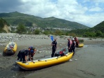 RAFTING EXPEDICE DO ALBÁNIE 2011, Daleká a exotická země nás opět přijala vlídně s překrásnou přírodou a dobrým počasím. Vodáckých zážitků bylo hojně, stejně jako gurmánských a cestovatelských. Příjemnou partu ještě vylepšila Danina k - fotografie 171