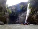 RAFTING EXPEDICE DO ALBÁNIE 2011, Daleká a exotická země nás opět přijala vlídně s překrásnou přírodou a dobrým počasím. Vodáckých zážitků bylo hojně, stejně jako gurmánských a cestovatelských. Příjemnou partu ještě vylepšila Danina k - fotografie 324