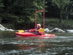 KAJAKOVÁ ŠKOLA NA JIZEŘE květen 2011, Jasně, kajak je In! Kajak letí - pojedte se také svézt na této vlně! Nádherný víkend, krásná voda a jako bonus sjezd Kamenice. Parádní víkend. - fotografie 24