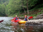 KAJAKOVÁ ŠKOLA NA JIZEŘE květen 2011, Jasně, kajak je In! Kajak letí - pojedte se také svézt na této vlně! Nádherný víkend, krásná voda a jako bonus sjezd Kamenice. Parádní víkend. - fotografie 31