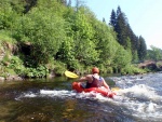 KAJAKOVÁ ŠKOLA NA JIZEŘE květen 2011, Jasně, kajak je In! Kajak letí - pojedte se také svézt na této vlně! Nádherný víkend, krásná voda a jako bonus sjezd Kamenice. Parádní víkend. - fotografie 55