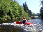 KAJAKOVÁ ŠKOLA NA JIZEŘE květen 2011, Jasně, kajak je In! Kajak letí - pojedte se také svézt na této vlně! Nádherný víkend, krásná voda a jako bonus sjezd Kamenice. Parádní víkend. - fotografie 56