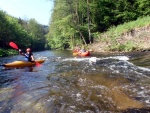 KAJAKOVÁ ŠKOLA NA JIZEŘE květen 2011, Jasně, kajak je In! Kajak letí - pojedte se také svézt na této vlně! Nádherný víkend, krásná voda a jako bonus sjezd Kamenice. Parádní víkend. - fotografie 59