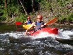KAJAKOVÁ ŠKOLA NA JIZEŘE květen 2011, Jasně, kajak je In! Kajak letí - pojedte se také svézt na této vlně! Nádherný víkend, krásná voda a jako bonus sjezd Kamenice. Parádní víkend. - fotografie 69