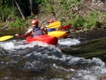 KAJAKOVÁ ŠKOLA NA JIZEŘE květen 2011, Jasně, kajak je In! Kajak letí - pojedte se také svézt na této vlně! Nádherný víkend, krásná voda a jako bonus sjezd Kamenice. Parádní víkend. - fotografie 70