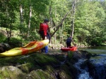 KAJAKOVÁ ŠKOLA NA JIZEŘE květen 2011, Jasně, kajak je In! Kajak letí - pojedte se také svézt na této vlně! Nádherný víkend, krásná voda a jako bonus sjezd Kamenice. Parádní víkend. - fotografie 81