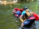 KAJAKOVÁ ŠKOLA NA JIZEŘE květen 2011, Jasně, kajak je In! Kajak letí - pojedte se také svézt na této vlně! Nádherný víkend, krásná voda a jako bonus sjezd Kamenice. Parádní víkend. - fotografie 94