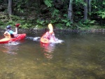 KAJAKOVÁ ŠKOLA NA JIZEŘE květen 2011, Jasně, kajak je In! Kajak letí - pojedte se také svézt na této vlně! Nádherný víkend, krásná voda a jako bonus sjezd Kamenice. Parádní víkend. - fotografie 102