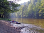 Kajaková škola Jizera 3.-4. září 2011, Nádherné počasí a víkend strávený v nádherném místě při nádherném sportu, to je prostě nádherný víkend... Všechny účastníky školy musíme pochválit, pokroky byly viditelně pro radost. - fotografie 16