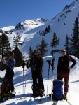 SKIALPINISTICKÉ ELDORÁDO, Tahle parta vedená Hanzem a Salámkem měla neskutečnou kliku na počasí... Spousta sněhu, slunce, lavin i nastoupaných výškových metrů a vypitých kvasnic. Tahle partička si poradila se vším, včetně náro - fotografie 14