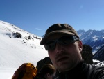SKIALPINISTICKÉ ELDORÁDO, Tahle parta vedená Hanzem a Salámkem měla neskutečnou kliku na počasí... Spousta sněhu, slunce, lavin i nastoupaných výškových metrů a vypitých kvasnic. Tahle partička si poradila se vším, včetně náro - fotografie 61