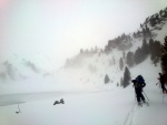 SKIALPINISTICKÉ ELDORADO1.-3.2.2013 - tentokrát spíš sněžná apokalypsa, Skvělá parta na báječné akci, kde sice nebylo moc vidět a sněhu napadlo 70 cm za dva dny, parádně jsme si to všichni užili. - fotografie 50
