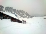 SKIALPINISTICKÉ ELDORADO1.-3.2.2013 - tentokrát spíš sněžná apokalypsa, Skvělá parta na báječné akci, kde sice nebylo moc vidět a sněhu napadlo 70 cm za dva dny, parádně jsme si to všichni užili. - fotografie 56