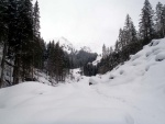 SKIALPINISTICKÉ ELDORADO1.-3.2.2013 - tentokrát spíš sněžná apokalypsa, Skvělá parta na báječné akci, kde sice nebylo moc vidět a sněhu napadlo 70 cm za dva dny, parádně jsme si to všichni užili. - fotografie 57