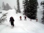 SKIALPINISTICKÉ ELDORADO1.-3.2.2013 - tentokrát spíš sněžná apokalypsa, Skvělá parta na báječné akci, kde sice nebylo moc vidět a sněhu napadlo 70 cm za dva dny, parádně jsme si to všichni užili. - fotografie 59