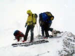 SKIALPINISTICKÉ ELDORADO1.-3.2.2013 - tentokrát spíš sněžná apokalypsa, Skvělá parta na báječné akci, kde sice nebylo moc vidět a sněhu napadlo 70 cm za dva dny, parádně jsme si to všichni užili. - fotografie 84