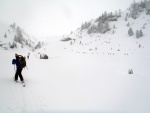 SKIALPINISTICKÉ ELDORADO1.-3.2.2013 - tentokrát spíš sněžná apokalypsa, Skvělá parta na báječné akci, kde sice nebylo moc vidět a sněhu napadlo 70 cm za dva dny, parádně jsme si to všichni užili. - fotografie 109