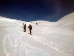 SKIALPINISTICKÉ ELDORADO 1.-3.3.2013 - tentokrát slunečně prašanová orgie, Tak tohle bych vám všem přál zažít! Slunce, prašan, báječná parta, spousta legrace při sjezdech... prostě parádička - fotografie 215