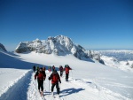 SKIALPY DACHSTEIN m�sto Silvretty - 2013, Progn�za po�as� na Silvrettu byla tragick�, a tak jsme vybrali n�hradn� �e�en�, kter� slibovalo dobr� po�as�. A POVEDLO SE! D�ky Alpono�i, bylo to ��asn�! A to jak d�ky t�mu, tak super chalup� a mus�m - fotografie 73