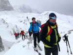 DACHSTEIN - SKIALPOVÁ KLASIKA 2015, Jedním slovem: Hitparáda! Předpověď počasí byla velmi nepříznivá, Dachstein nás však přijal přívětivě, chatař Richard nešetřil úsměvy a šiškovicí a Mára natuněným programem. - fotografie 14