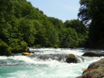 RAFTING ZA VINETUEM - V�b�r n�dhern�ch �ek balk�nu, Leto�n� lehk� nad stavy vytvo�ili n�dhernou kulisu t�chto par�dn�ch �ek... Kdo zn�, ten v�, a kdo nezn�... a� pozn�.. - fotografie 17