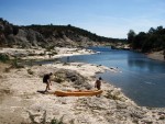 LETNÍ FRANCOUZSKÁ POHODA NA ŘEKÁCH Gard, Tarn, Herault a Ardeche, Skvělé slunečné počasí na rozdíl od deštivých Čech, jižní temperament a býčí zápasy, skvělé víno, nádherné řeky, průzračná a teplá voda, no prostě pohoda jak má být... - fotografie 3