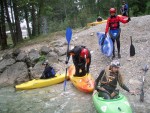 Kajaková Škola SALZA 2008, Počasí tentokrát prověřilo houževnatost týmu a nechalo všem na rozmyšlenou, jestli je kajak opravdu to pravé. Zima a déšt v sobotu a v neděli zvedli vodu a tak nedělní poježdění stálo za to. - fotografie 7